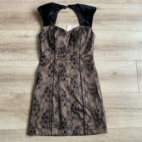 NWT Guess Claudia mini dress lace overlay velvet cap sleeves nude underlining - Picture 3 of 13